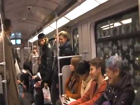 電車の中でつられ笑い！！　笑いの魔力　おもしろ動画　funny train