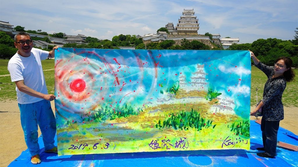 元漫才師の大西さん、姫路城の絵を描く