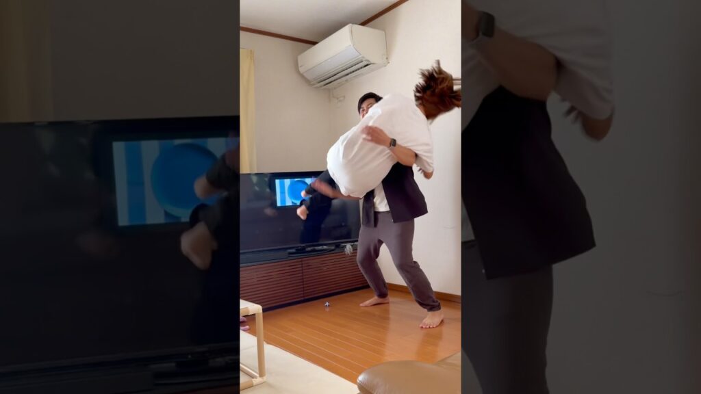 飛びかかる嫁を持ち上げる旦那がやばすぎる#漫才 #夫婦 #カップル