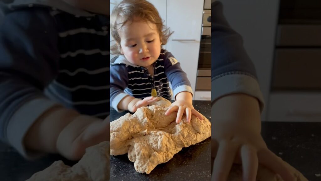 パン生地初めて触ったら…#赤ちゃん #baby #cooking #料理 #かわいい #癒し