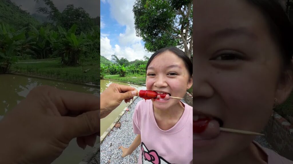 bà cháu chia xúc xích cùng nhau ăn và cùng chia sẻ yêu thương là vui vẻ và cười mỗi ngày?#shorts