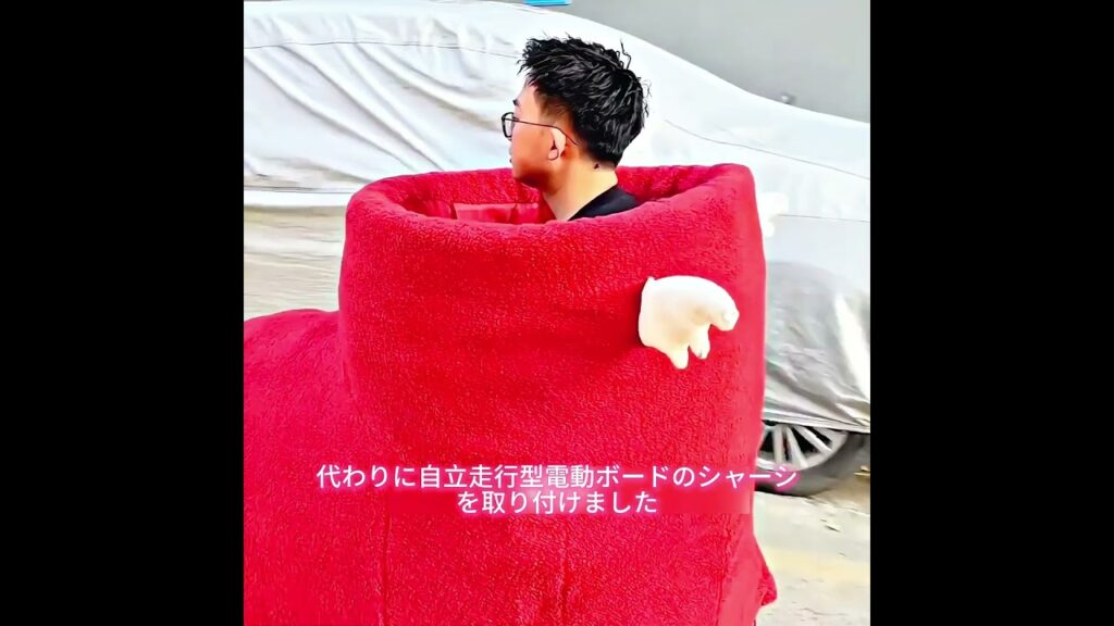 男は靴の中で寝ている